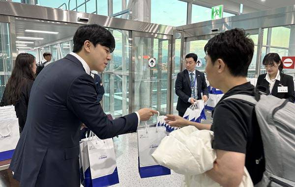 30일 부산 김해국제공항 국제선 청사에서 신규 취항한 부산~발리 노선 항공편 첫 고객이 승무원으로부터 기념품을 받고 있다. 김동하 기자