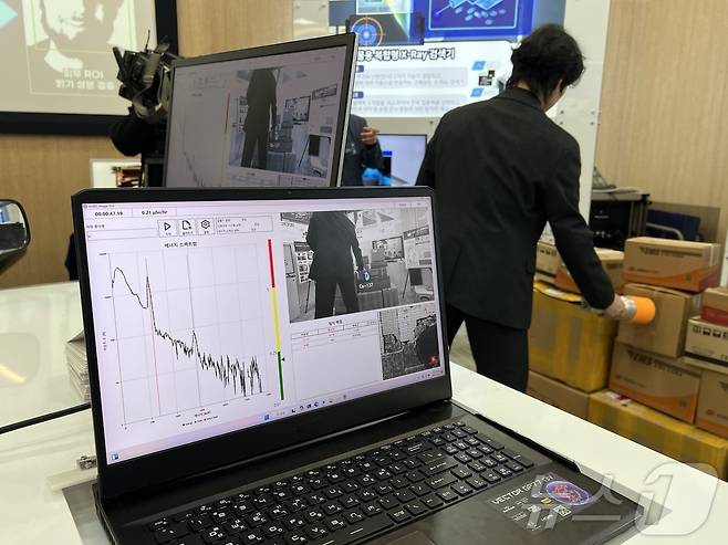 31일 한국과학기술회관에서 열린 '관세행정 현장 맞춤형 기술개발 1.0사업' 성과 시연 현장에서 3차원 방사선 복합 탐지 장비 시연을 보이고 있다. 방사성 물질의 위치가 흑백 화면에 선명하게 표시된다. 2024.10.31/뉴스1 ⓒ 뉴스1 김민재 기자