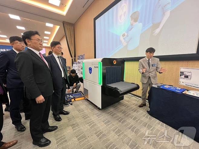 일 한국과학기술회관에서 열린 '관세행정 현장 맞춤형 기술개발 1.0사업' 성과 시연 현장에서 유상임 과학기술정보통신부 장관(왼쪽)과 고광효 관세청장이 소형화물 검색용 복합 엑스레이 장비 관계자 설명을 듣고 있다. 2024.10.31/뉴스1 ⓒ 뉴스1 김민재 기자