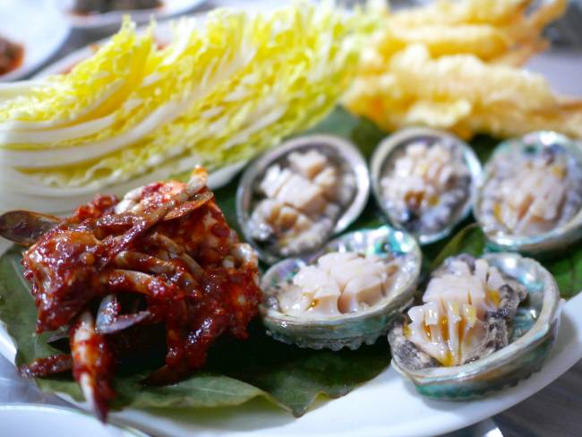 알배기배추와 양념게장을 곁들인 완도산 전복회. 전복회는 혀끝에 느껴지는 맛도 맛이지만, 오독오독한 식감이 더 매력적이다.