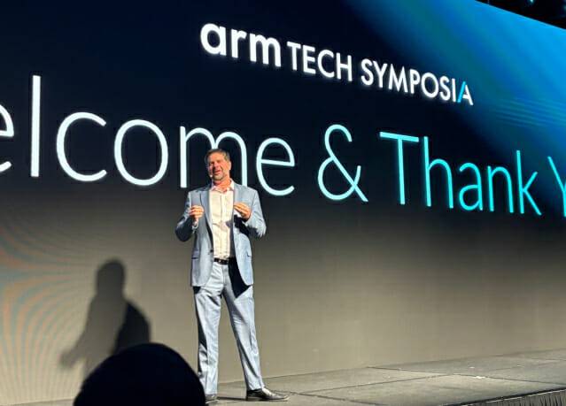 크리스 버기(Chris Bergey) Arm 수석 부사장 겸 클라이언트 사업부 총괄이 1일 서울 그랜드하얏트에서 열린 'Arm 테크 심포지아'에서 연설하는 모습. (사진=지디넷코리아)