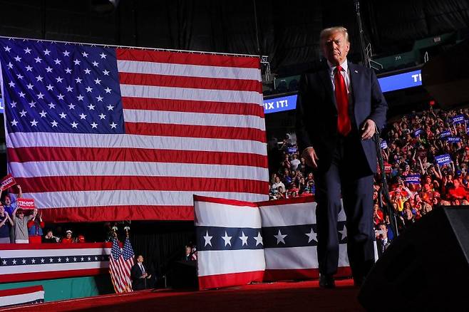 미국 공화당 대선 후보 도널드 트럼프 전 대통령이 2일(현지시간) 노스캐롤라이나주 그린즈버러에서 열린 선거 유세에 등장하고 있다. 로이터연합뉴스