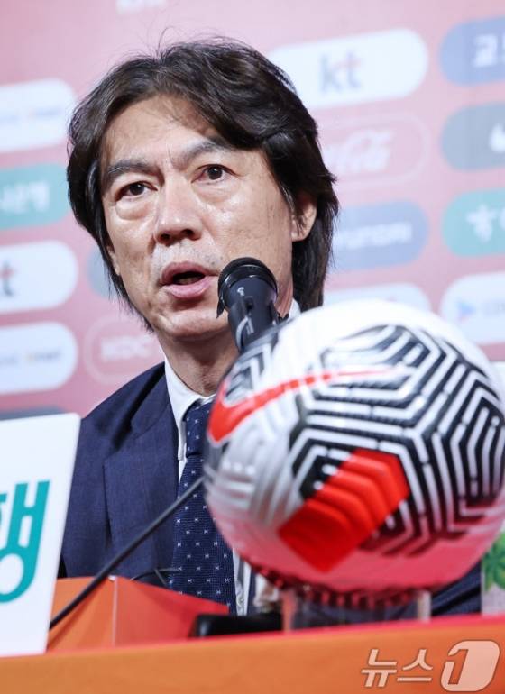 홍명보 한국축구대표팀 감독이 지난 9월 30일 서울 종로구 축구회관에서 '2026 국제축구연맹(FIFA) 북중미 월드컵' 아시아 3차 예선 3, 4차전에 나설 10월 A매치 국가대표 명단 26명을 발표했다. 사진은 취재진 질문에 답하는 홍명보 감독의 모습. /사진=뉴스1