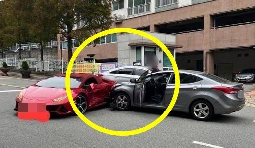 기 안양에서 중앙선을 침범한 아반떼가 좌회전 중인 람보르기니를 들이 받는 사고가 발생했다./X(엑스·옛 트위터)