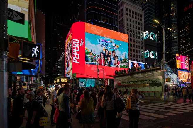 빼빼로 글로벌 광고 캠페인이 미국 뉴욕 타임스퀘어 거리에서 상영 중인 모습 / 사진 = 롯데웰푸드