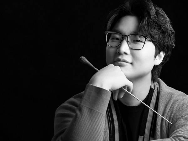 < 오는 12월 3일 롯데콘서트홀에서 BBC 프롬스 무대에 오르는 지휘자 최재혁 / 출처 : 앙상블블랭크 >