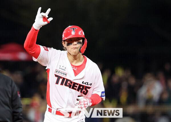 23일 광주 북구 광주-기아챔피언스필드에서 열린 2024 KBO 포스트시즌 한국시리즈 2차전 삼성 라이온즈와 KIA 타이거즈의 경기, 2회말 2사 주자없는 상황 KIA 김도영이 솔로홈런을 치고 베이스를 돌며 세리머니를 하고 있다. 사진┃뉴시스