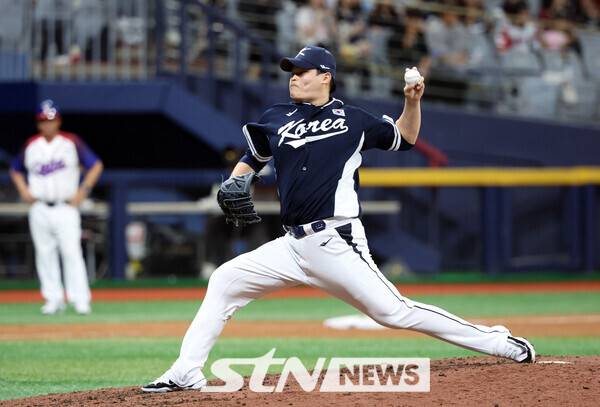 2일 서울 구로구 고척스카이돔에서 열린 2024 WBSC 프리미어12 한국 야구대표팀과 쿠바의 2차 평가전, 7회말 한국 최지민이 역투하고 있다. 사진┃뉴시스