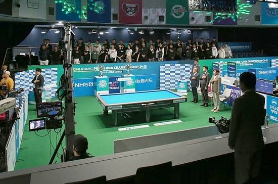 24/25 여섯 번째 투어인 NH농협카드배가 5일 낮 개막식을 열고 본격적인 투어에 들어갔다. 참석자들이 개막식에서 앞서 국민의례를 하고 있다. (사진=PBA)