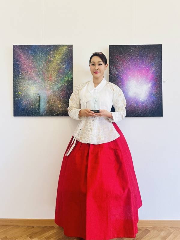 가수 박주희, '2024 구스타프 클림트 어워즈' 본상 수상..미술가로 인생 2막