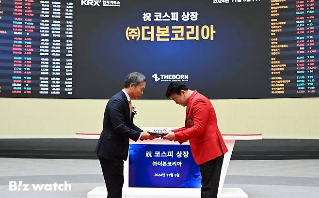 백종원 더본코리아 대표가 6일 서울 영등포구 여의도 한국거래소에서 열린 더본코리아 유가증권시장 신규 상장기념식에서 상장패를 받고 있다./사진=이명근 기자 qwe123@