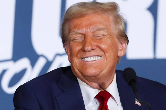 지난달 29일(현지시간) 유세 현장에서 활짝 웃는 트럼프. 연합뉴스