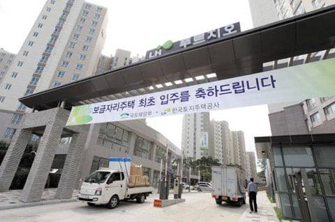 정부가 보금자리주택 사업을 시작한 지 약 3년 만인 지난 9월 서울 강남구 강남보금자리지구에 주민들이 처음으로 입주하고 있다. /LH