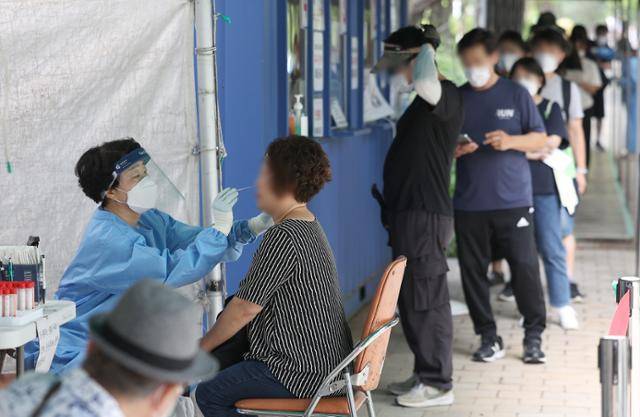 지난해 8월 23일 대구 달서구보건소 선별진료소에서 의료진이 신종 코로나바이러스 감염증 검사를 하고 있다. 사진은 기사 내용과 관련 없음. 대구=연합뉴스