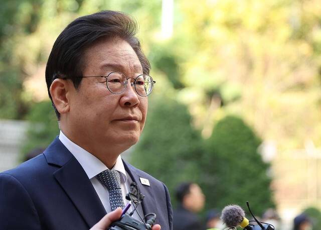 더불어민주당 이재명 대표가 5일 오전 서울 서초구 서울중앙지법에서 열린 '대장동 배임·성남FC 뇌물' 관련 1심 속행 공판에 출석하기 위해 법정으로 향하고 있다. 연합뉴스