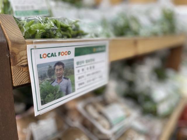 전북 완주 소양농협 하나로마트에 있는 로컬푸드직매장엔 매대 마다 납품한 농가들의 믿음직한 사진들이 걸려 있다. 이는 농가들의 얼굴과 함께 농산물의 생산 과정을 보여줘 지역 농산물 소비를 촉진하고 있다.