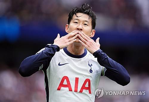 손흥민 현 계약 1년 연장 보도가 또 나왔다. 영국 매체 텔레그레프는 지난 4일 토트넘이 손흥민의 계약에 있는 1년 연장 조항을 발동해 한 시즌 더 함께한다고 보도했다. 신문은 '지난 2021년 재계약을 맺은 토트넘과 손흥민은 7개월 뒤인 2025년 여름 계약이 만료된다. 구단이 1년 연장할 권리를 가지고 있다. 토트넘은 손흥민에게 그들이 이 옵션을 발동했다고 알리기만 하면 되고 매체는 그들이 완전히 그럴 의지가 있다고 파악했다'라고 전했다. 옵션이 활성화되면 손흥민은 내년 6월 이적할 경우 이적료가 발생한다. 이렇게 되면 현실적으로 빅클럽과의 계약은 어렵고 그의 이적료를 적당히 지불할 수 있는 사우디아라비아 구단이 행선지가 될 수 있다. 연합뉴스