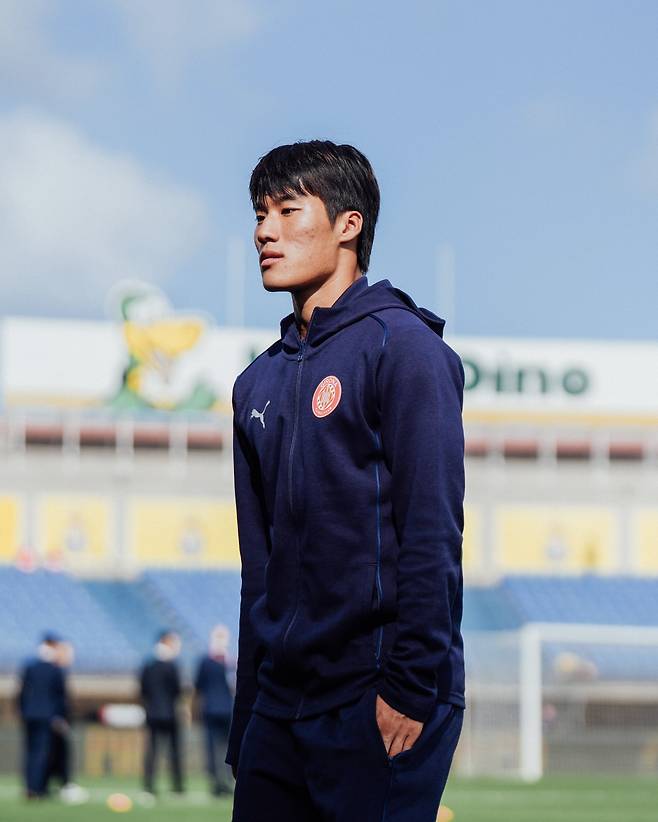 김민수가 6일(한국시간) 네덜란드 에인트호번에 있는 PSV 스타디온에서 열린 PSV에인트호벤과 지로나와의 2024-2025시즌 챔피언스리그 리그 페이즈 4차전에 교체 출전해 챔피언스리그 데뷔전을 치렀다. 김민수는 18세 9개월 18일의 나이에 이날 경기 데뷔전을 치르며 이강인(PSG)이 지난 2019년 9월 17일 첼시(잉글랜드)와의 조별리그 1차전에 18세 6개월 30일의 나이로 역대 최연소 대회 데뷔전을 치른 데 이어 최연소 출전 2위에 올랐다. 지로나