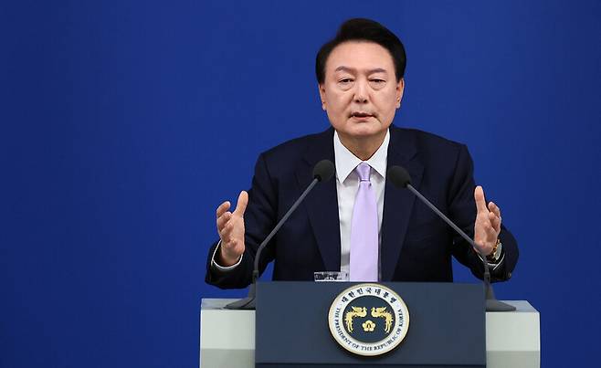 윤석열 대통령이 7일 오전 서울 용산 대통령실 청사 브리핑실에서 대국민담화 및 기자회견을 하고 있다. 대통령실사진기자단