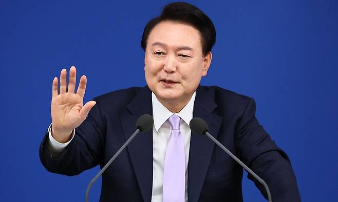 윤석열 대통령이 7일 오전 서울 용산 대통령실 청사 브리핑실에서 열린 대국민담화 및 기자회견에서 취재진의 질문에 답하고 있다. 대통령실사진기자단