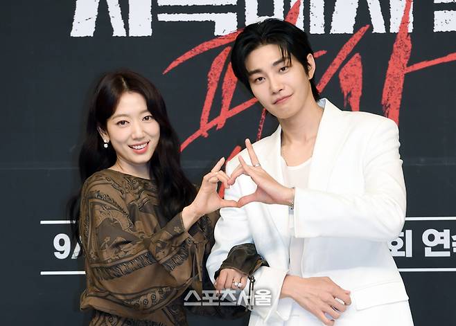 배우 박신혜(왼쪽)와 김재영이 지난 9월 19일 서울 양천구 SBS에서 진행된 SBS 금토드라마 ‘지옥에서 온 판사’ 제작발표회에서 취재진을 향해 포즈를 취하고 있다. 사진 | 박진업 기자 upandup@sportsseoul.com