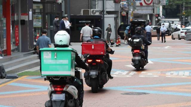 서울 강남역 인근에서 배달 오토바이들이 분주히 움직이고 있다. 연합