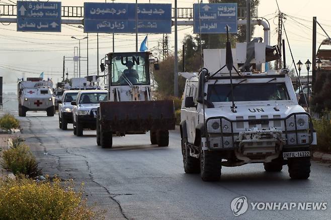 레바논 주둔 유엔평화유지군 (AFP 연합뉴스) 8일(현지시간) 레바논 마르자윤 지역 지나는 레바논 주둔 유엔평화유지군 차량. 2024.11.9 dk@yna.co.kr