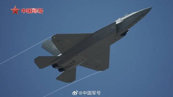 중국 주하이 에어쇼에서 시험비행 중인 중국 인민해방군 공군의 스텔스 전투기 J-35A. 中國軍號
