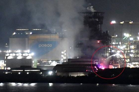 10일 오전 4시50분쯤 포스코 포항제철소 파이넥스 3공장에서 불이 나 신고를 받고 출동한 119와 자체 소방대가 진화 작업을 하고 있다. 뉴스1