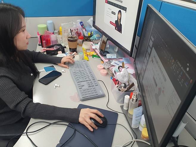 강서현 사원이 수학 기획전 작업을 하고 있다. 윤현주 기자