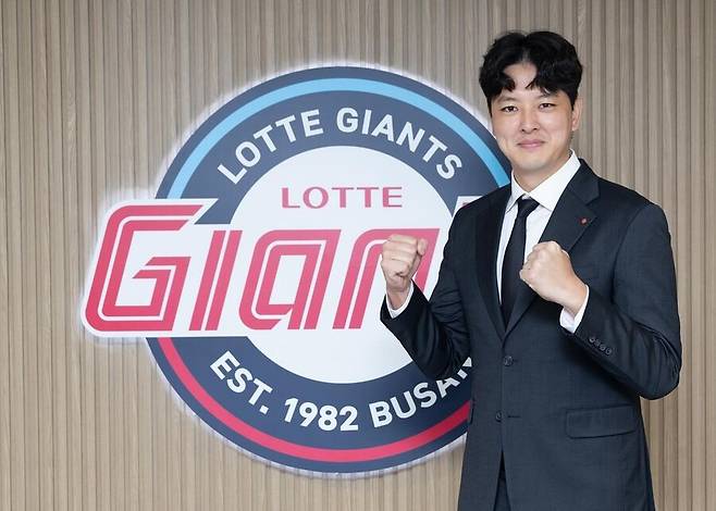 ▲ 롯데와 FA 계약을 마무리한 김원중은 개인 통산 381경기에 나서 675이닝을 소화, 39승 49패 132세이브 4홀드 평균자책점 5.08을 기록하고 있다. 2020년부터 본격적으로 마무리투수로 전환한 김원중은 5년 연속 두 자릿수 세이브와 통산 132세이브를 기록해 맡은 보직에서 꾸준함이 검증된 선수다. ⓒ롯데 자이언츠