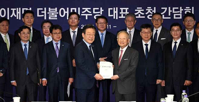 이재명 더불어민주당 대표와 손경식 한국경영자총협회 회장이 11일 오전 서울 마포구 경총회관에서 만나 간담회를 하기 전 경영계 건의사항을 들고 기념 촬영하고 있다.(사진=국회사진기자단)