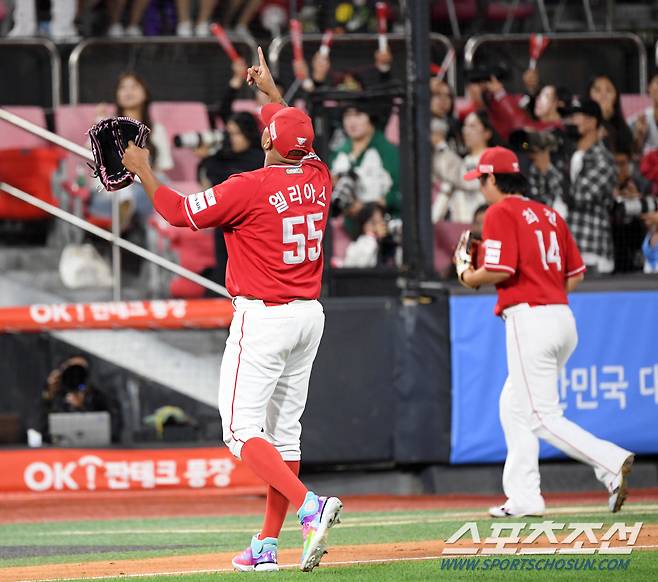 1일 수원KT위즈파크에서 열린 KBO리그 5위 결정전 KT 위즈와 SSG 랜더스의 경기. 5회를 마친 SSG 선발 엘리아스가 호응을 유도하고 있다. 수원=박재만 기자 pjm@sportschosun.com/2024.10.01/