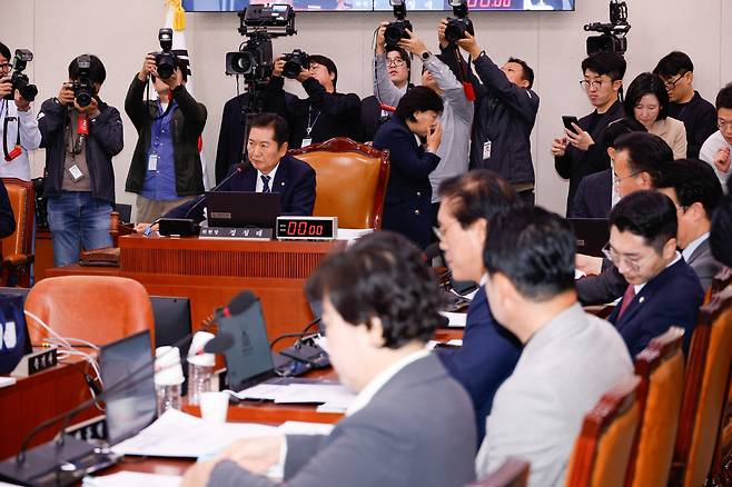 정청래 국회 법제사법위원회 위원장이 4일 국회에서 열린 법사위 전체회의에서 의사봉을 두드리고 있다. 민주당은 이재명 대표 재판을 앞두고 법원 관련 예산을 증액시켰다. /뉴스1
