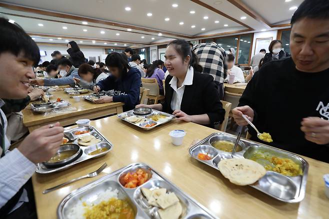 지난 6일 서울 강북구 한빛맹학교에서 학생들이 점심을 먹고 있다. 박미연 학생은 다이어트를 해야 한다며 다른 친구들보다 적게 먹었다. 장애인이라고 다르지 않다. 여느 또래의 여고생들과 똑같은 고민을 하는 학생일 뿐이다. /박성원 기자