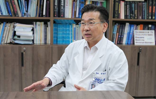 서울대병원 신경과 성정준 교수가 루게릭 병에 대해 설명하고 있다./사진=서울대 병원 제공