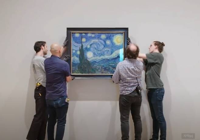 액자 교체 작업 후 다시 전시실로 자리를 옮긴 ‘별이 빛나는 밤’ / 사진=MoMA 공식 유튜브