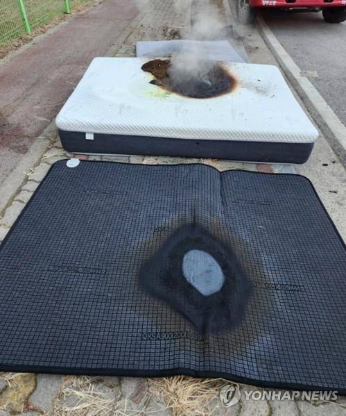 장시간 고온으로 켜놓은 전기장판 화재 자료사진(광주 광산소방서 제공) / 연합