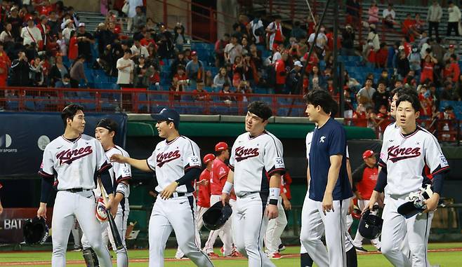 야구 대표팀 선수들이 10일 대만 타이베이 톈무구장에서 열린 프리미어12 평가전 웨이취앤 드래곤스와 경기에서 승리한 후 더그아웃으로 들어가고 있다. 사진 | 타이베이=연합뉴스