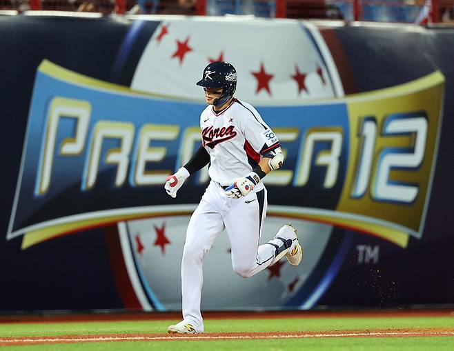 야구 대표팀 윤동희가 10일 대만 타이베이 톈무구장에서 열린 프리미어12 평가전 웨이취앤 드래곤스와 경기에 2회말 솔로포를 때린 후 베이스를 돌고 있다. 사진 | 타이베이=연합뉴스