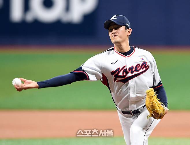 야구 대표팀 고영표가 6일 고척스카이돔에서 열린 상무와 평가전에 선발 등판해 힘차게 공을 던지고 있다. 고척 | 박진업 기자 upandup@spotsseoul.com