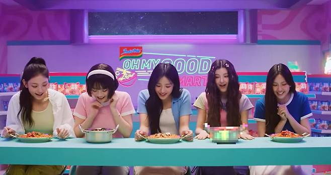 '한국라면' 홍보 영상에 출연한 뉴진스. /인도미 유튜브