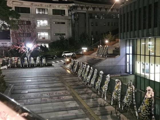 11일 서울 성북구 동덕여자대학교에서 남녀공학 전환 논의에 반발한 학생들이 학내에 근조화환을 설치해 시위를 벌이고 있다. 사진 엑스(X) 캡처