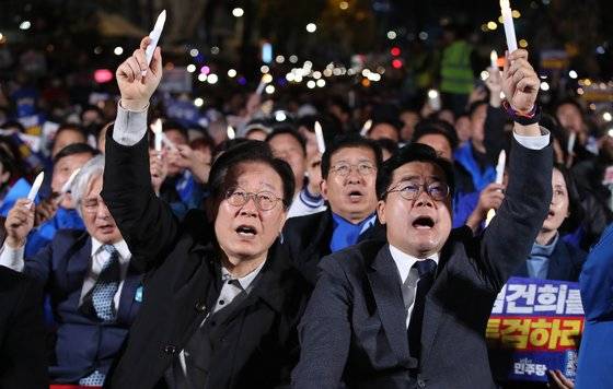 이재명 더불어민주당 대표와 박찬대 원내대표가 지난 9일 오후 서울 세종대로에서 열린 더불어민주당 '김건희·윤석열 국정농단 규탄·특검 촉구 제2차 국민행동의 날 집회'에 참여하고 있다. 뉴스1