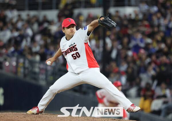 23일 광주 북구 광주-기아챔피언스필드에서 열린 2024 KBO 포스트시즌 한국시리즈 2차전 삼성 라이온즈와 KIA 타이거즈의 경기, 7회초 KIA 장현식이 역투하고 있다. 사진┃뉴시스