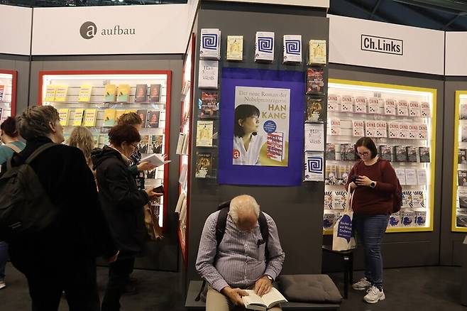 지난달 19일(현지시각) 독일 프랑크푸르트 국제도서전에서 방문객들이 노벨 문학상을 받은 한강 작가의 책을 읽고 있다. 장예지 기자 penj@hani.co.kr