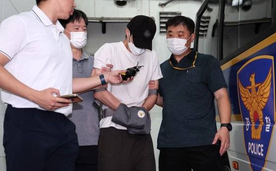 자신이 운영하는 태권도장에서 5살 남자아이를 심정지 상태로 빠뜨린 관장이 지난 7월 19일 경기 의정부경찰서에서 검찰로 송치되고 있다. 뉴스1