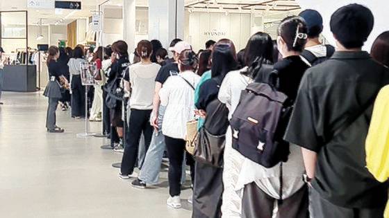 일본 도쿄의 파르코 시부야점에서 열린 더현대 글로벌 팝업스토어. 릴레이 팝업 중 세 번째 브랜드인 마뗑킴 팝업에 입장하기 위해 고객들이 줄을 서고 있다. 사진 하고하우스