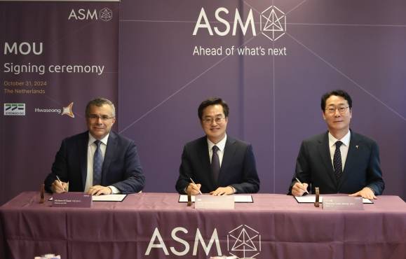김동연(가운데) 경기지사가 지난 1일(현지시간) 오전 네덜란드 알메러에 있는 ASM 본사 회의실에서 정명근(오른쪽) 화성시장, 히쳄 엠사드 대표와 함께 경기도·화성시·ASM 간 ‘상생협력협약’(MOU)을 체결하고 기념사진을 찍고 있다. 경기도 제공