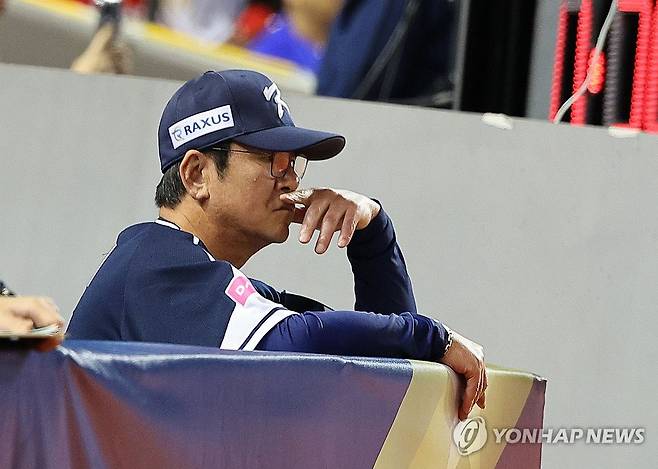 또 첫판 징크스…대만에 패한 대한민국 (타이베이=연합뉴스) 한종찬 기자 = 13일 오후 대만 타이베이돔에서 열린 세계야구소프트볼연맹(WBSC) 프리미어12 2024 B조 조별리그 대한민국과 대만의 경기. 9회초 류중일 감독이 경기를 지켜보고 있다. 2024.11.13 saba@yna.co.kr